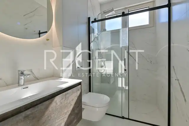 Seget Vranjica – sodobna duplex vila z dvema bazenoma in s pogledom na morje