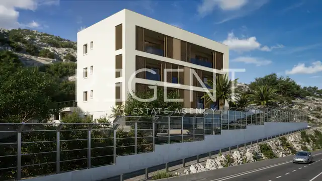 Split, Klis - Dvosoban stan u suterenu s prostranom terasom
