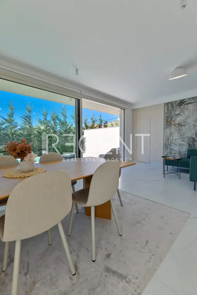 Seget Vranjica – sodobna duplex vila z dvema bazenoma in s pogledom na morje