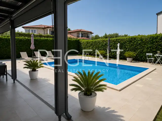 Parenzo, dintorni – casa di 135 mq, arredata con piscina e giardino.