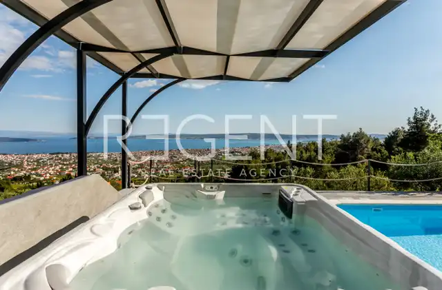 Vila 232 m², Kaštel Stari — 4SS, grijani bazen, pogled na more
