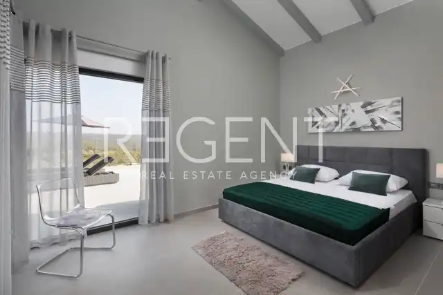 Villa 250 m², Vodnjan area — 78 m² pool, 1600 m² plot