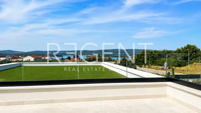 Turanj, Vila 180 m²— grijani bazen, pogled na more, 350 m od plaže