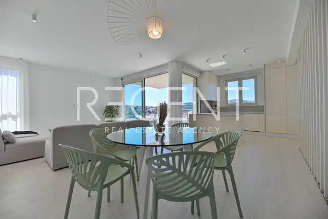 Seget Vranjica – sodobna duplex vila z dvema bazenoma in s pogledom na morje
