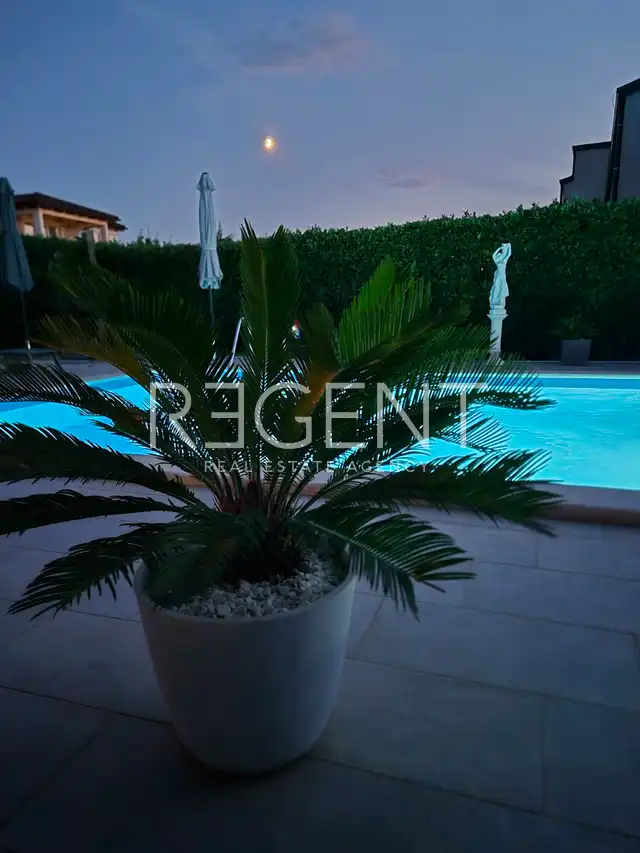 Parenzo, dintorni – casa di 135 mq, arredata con piscina e giardino.