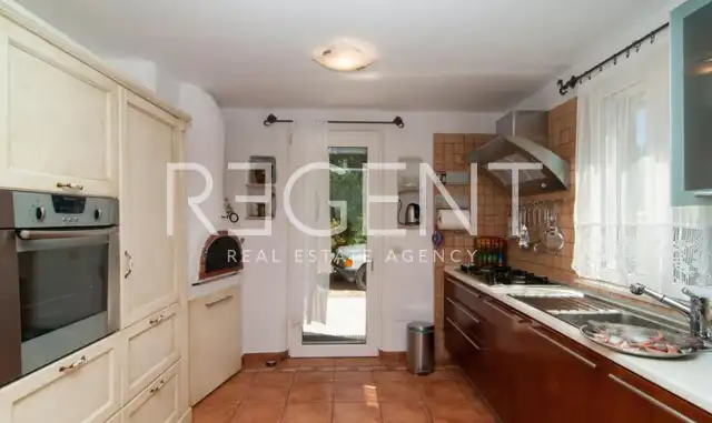 Brač, Mirca - Vila s bazénom pri mori 330m2