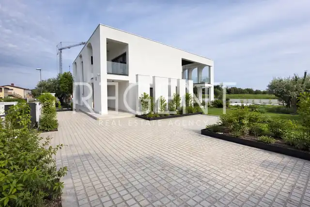 Vila 335 m², Umag — bazen 10×5, pogled more, namještena
