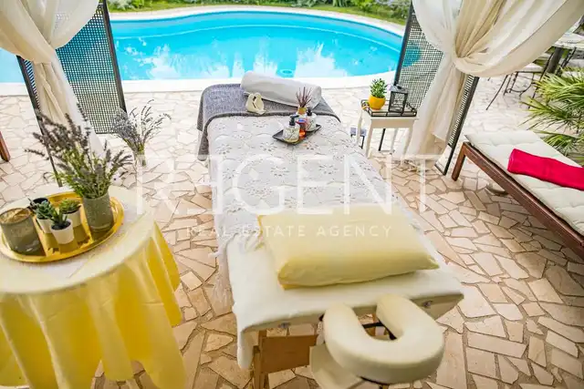 Sinj – Luxusný kamenný dom s rozlohou 500 m2 na pozemku s rozlohou 6000 m2