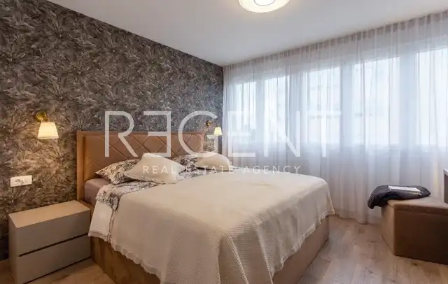 Split, Plokite - Trosoban stan za dugoročni najam sa loggiom