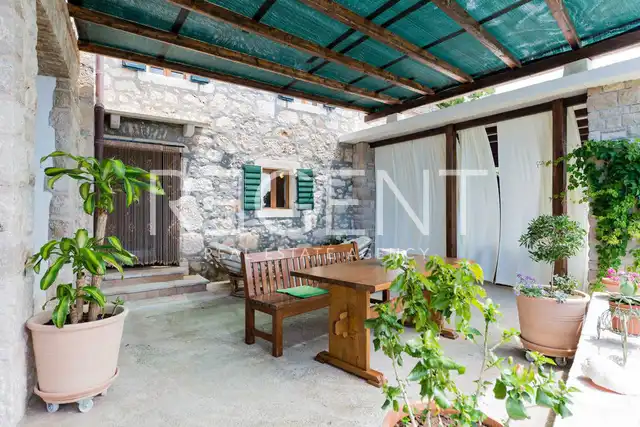 Brač, Murvica - Maison en pierre avec quatre appartements