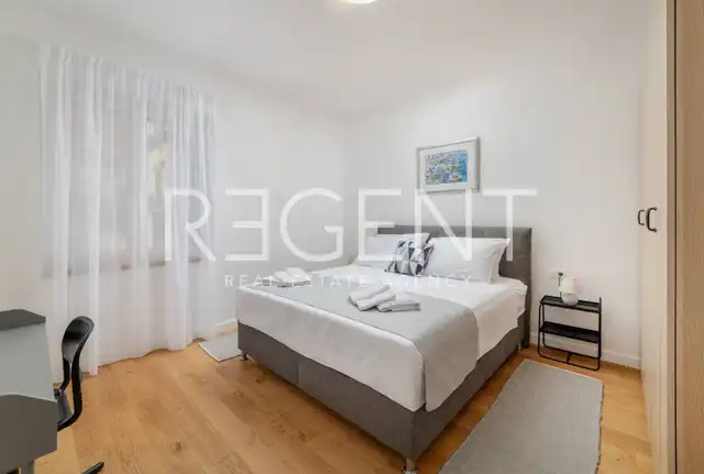 Split, Lučac - Appartement de deux pièces avec loggia et vue sur la ville.