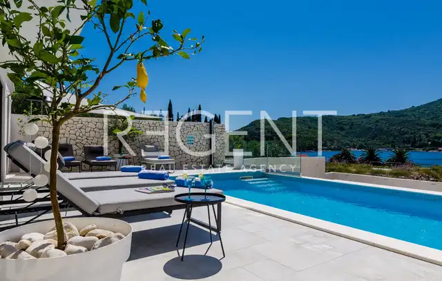 Dubrovnik, Zaton – Villa blanche moderne en bord de mer avec terrain supplémentaire