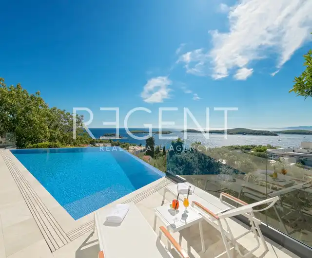 Hvar – Moderná vila s výhľadom na more 195 m2