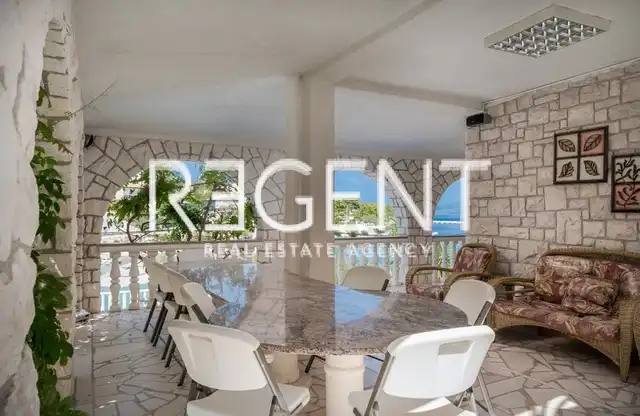 Šolta, Rogač - Stredomorská vila v prvom rade pri mori 264 m2 exkluzívny predaj