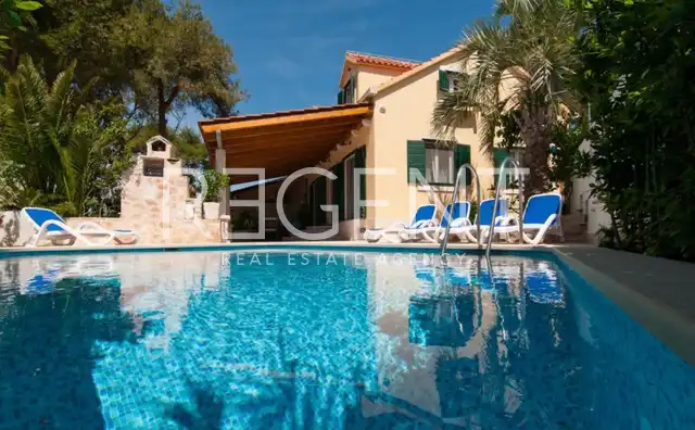 Brač, Mirca - Vila s bazénom pri mori 330m2
