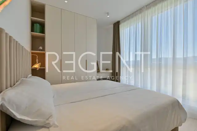 Seget Vranjica – sodobna duplex vila z dvema bazenoma in s pogledom na morje