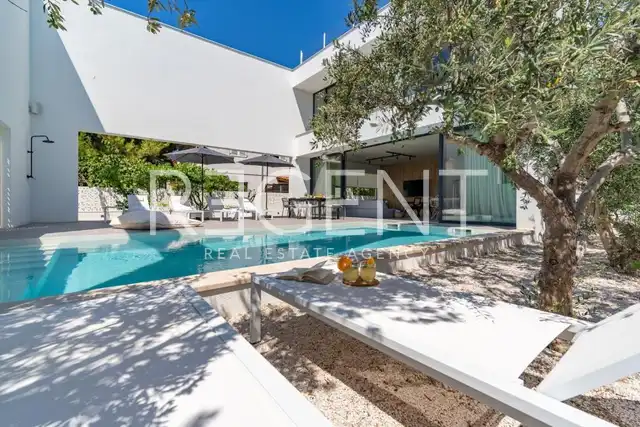 Brač, Supetar - Villa contemporaine avec piscine chauffée et vue sur la mer