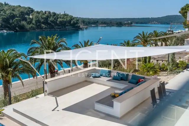 Brač, Milna - Moderní vila v první řadě u moře, 264 m2