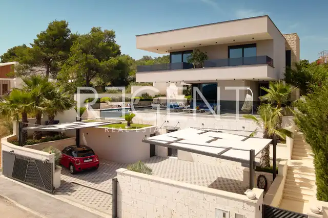 Trogir, Marina - Vila 400 m², 4 izby, bazén 30 m², 150 m od mora