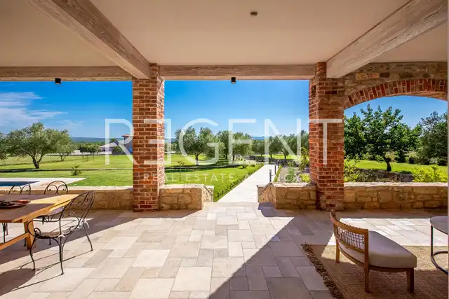 Zadar, Murvica – Krásná kamenná vila s tenisovým kurtem na pozemku 7800 m2
