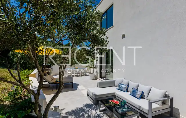 Dubrovnik, Zaton – Villa blanche moderne en bord de mer avec terrain supplémentaire