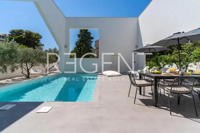 Brač, Supetar - Villa contemporaine avec piscine chauffée et vue sur la mer