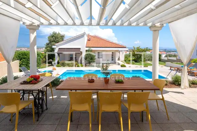 Istria, Poreč – Priestranná a elegantná vila s bazénom 400 m2