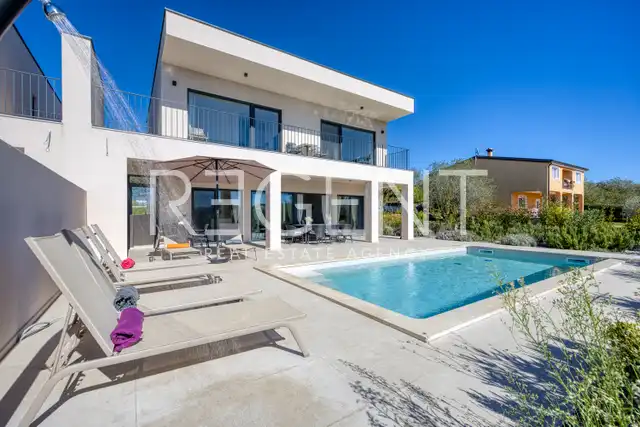Kuća 230 m² — grijani bazen, krovna terasa, Poreč