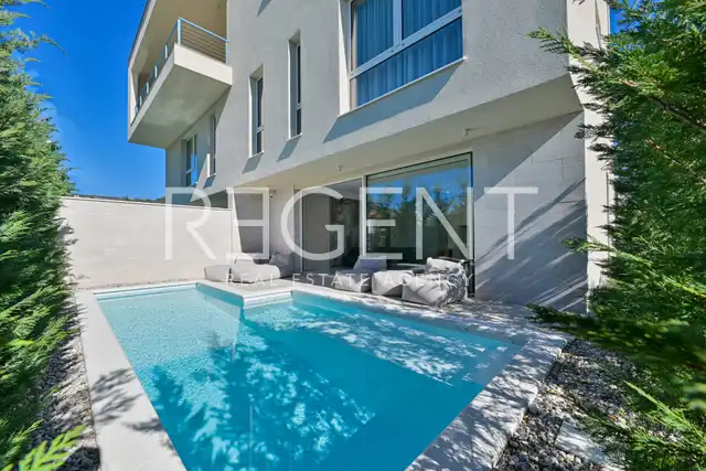 Seget Vranjica – sodobna duplex vila z dvema bazenoma in s pogledom na morje