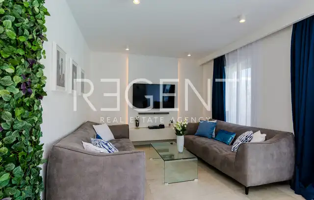 Dubrovnik, Zaton – Villa blanche moderne en bord de mer avec terrain supplémentaire