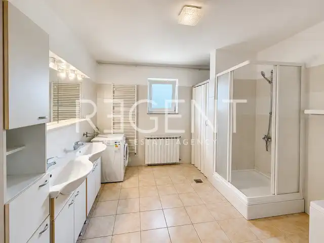 Dům 275 m² k pronájmu, Jazbina — zahrada, 2 garáže
