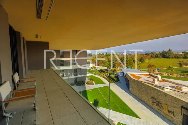 Istra, Petram Resort – trosoban apartman 95 m², balkon, pogled na park