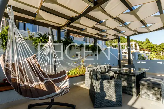 Vila 232 m², Kaštel Stari — 4SS, grijani bazen, pogled na more
