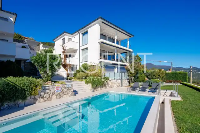 Stan 130 m², pogled na more, terasa i bazen – Opatija, Lovran