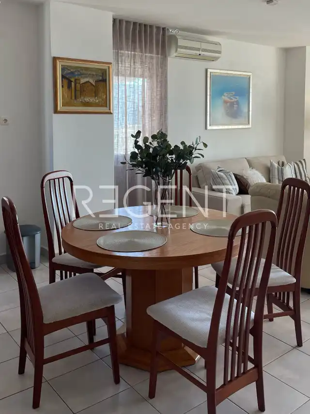 Split, Žnjan - Dvosobni stan sa loggiom i pogledom na more 100 m2