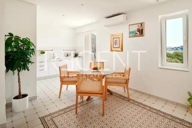Split, Bačvice - Trojizbový byt s loggiou 105 m2