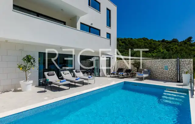 Dubrovnik, Zaton – Villa blanche moderne en bord de mer avec terrain supplémentaire