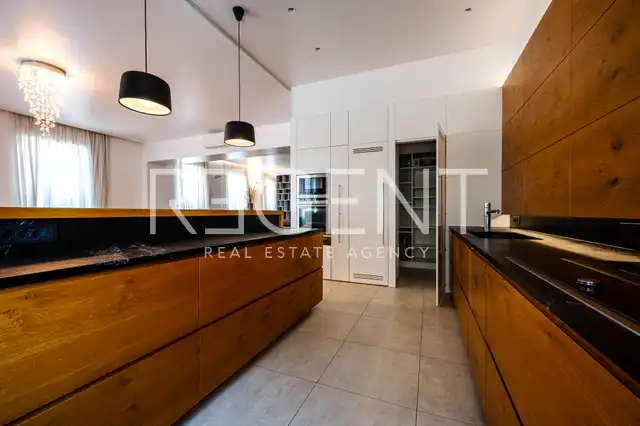 Appartement 240 m², Donji grad — 3 chambres, balcon, parking