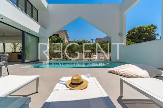 Brač, Supetar - Villa contemporaine avec piscine chauffée et vue sur la mer