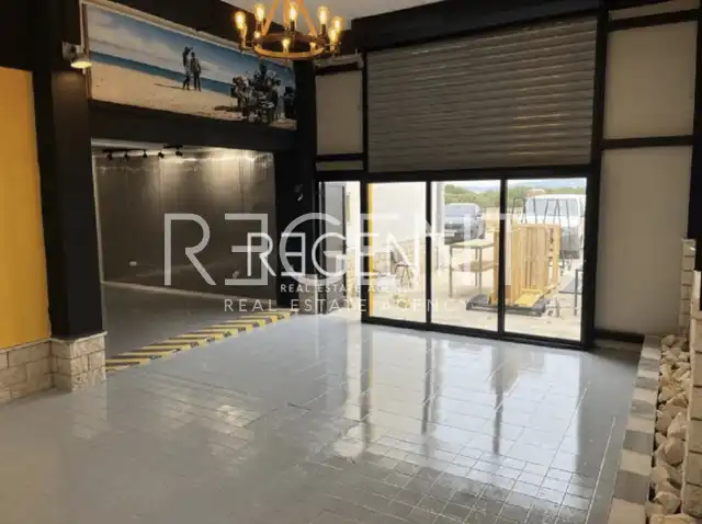Trogir - Immeuble résidentiel et commercial de 1380 m2 avec terrain associé dans un excellent emplacement