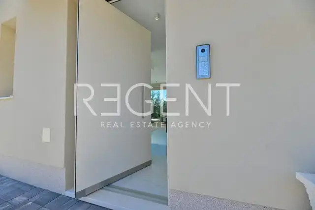 Seget Vranjica – sodobna duplex vila z dvema bazenoma in s pogledom na morje