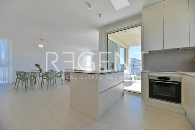 Seget Vranjica – sodobna duplex vila z dvema bazenoma in s pogledom na morje