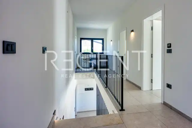 Kuća 230 m² — grijani bazen, krovna terasa, Poreč