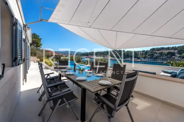 Brač, Milna - Moderní vila v první řadě u moře, 264 m2