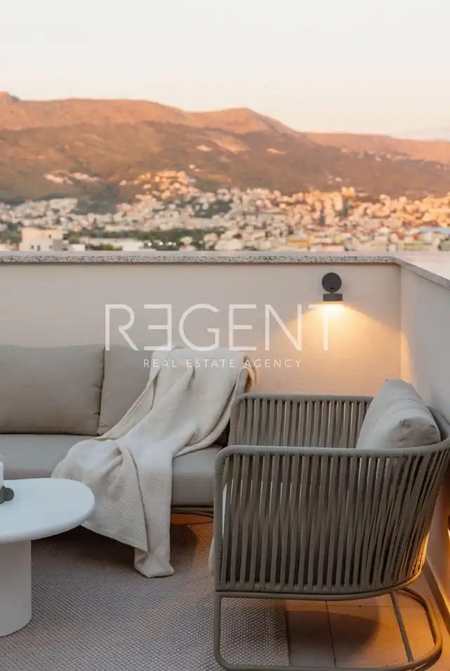 Split, Sirobuja - Trisobni penthouse z bazenom