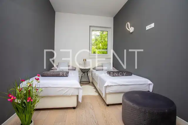 Split, Žnjan - Appartement de deux chambres avec loggia et vue sur la mer.
