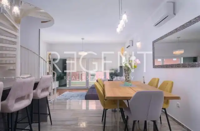 Trogir, Okrug Gornji - Dreizimmerwohnung mit Garage und Meerblick 123 m2