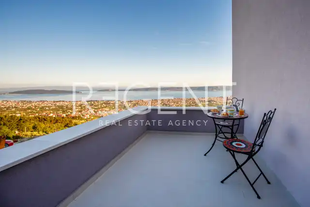 Vila 232 m², Kaštel Stari — 4SS, grijani bazen, pogled na more