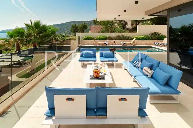 Trogir, Marina - Vila 400 m², 4 izby, bazén 30 m², 150 m od mora