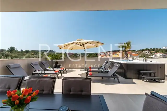 Trogir, Čiovo – Penthouse, 227 m² s 360° terasom i wellnessom